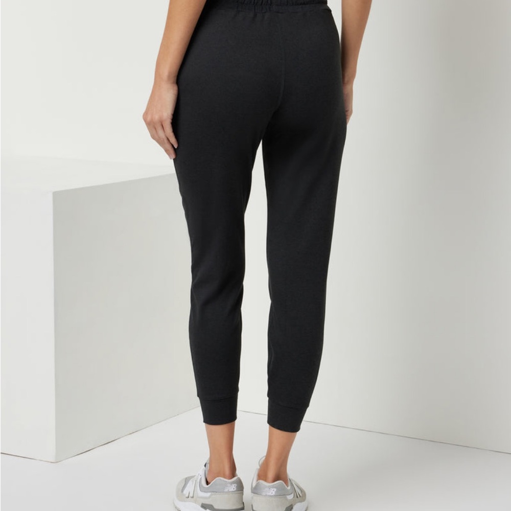 Vuori Women’s Performance Jogger Black Heather - Picture 4 of 8